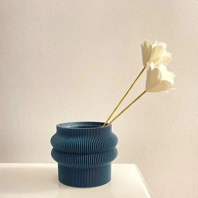Mooie - Vaso elegante e sostenibile, realizzato in 100% PLA biodegradabile, stampato in 3D e Made in Italy. Il suo design raffinato ed ecologico in blue aggiunge un tocco di stile e sostenibilità a qualsiasi ambiente.
