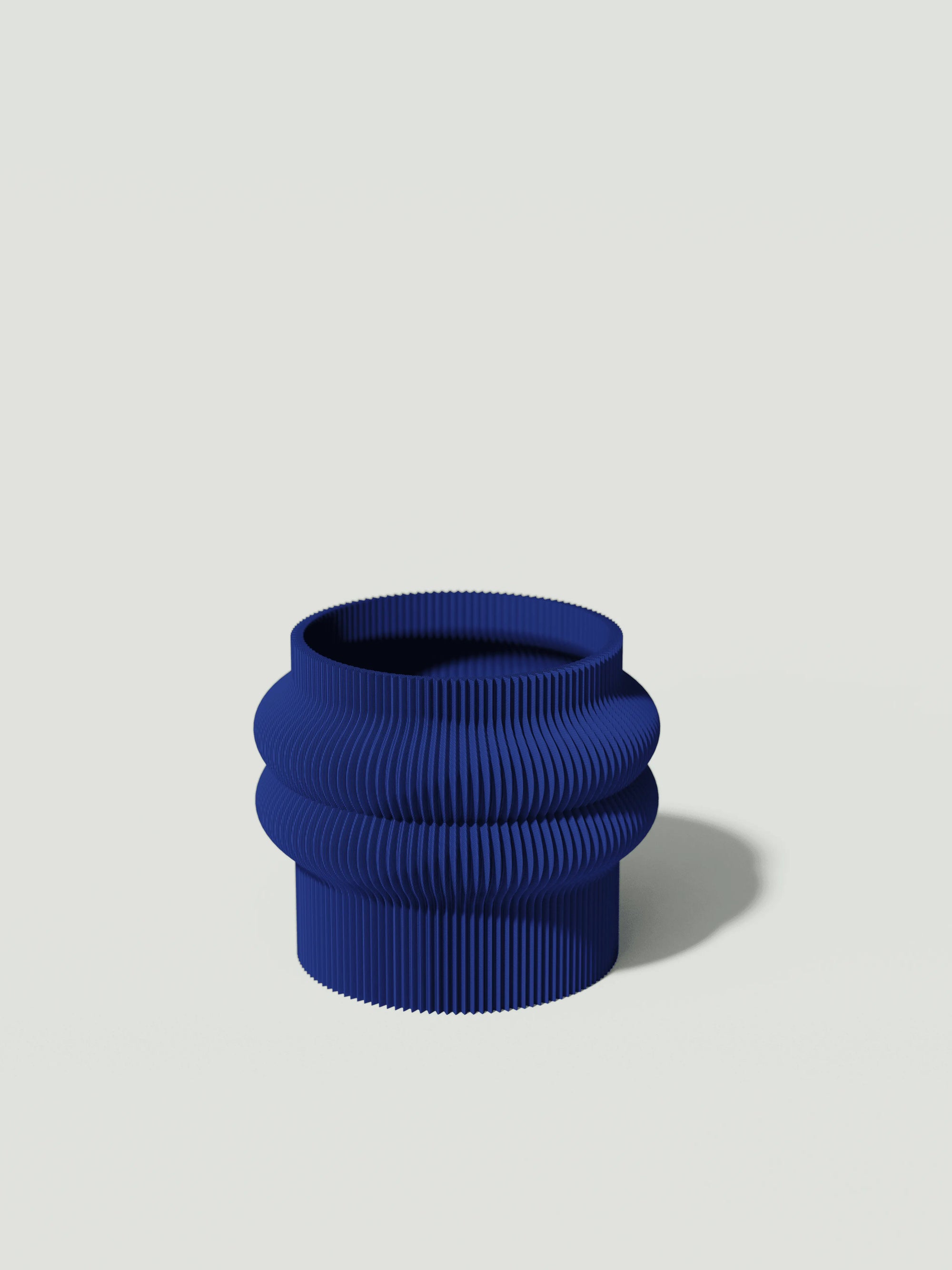 Mooie - Vaso elegante e sostenibile, realizzato in 100% PLA biodegradabile, stampato in 3D e Made in Italy. Il suo design raffinato ed ecologico in blue aggiunge un tocco di stile e sostenibilità a qualsiasi ambiente.