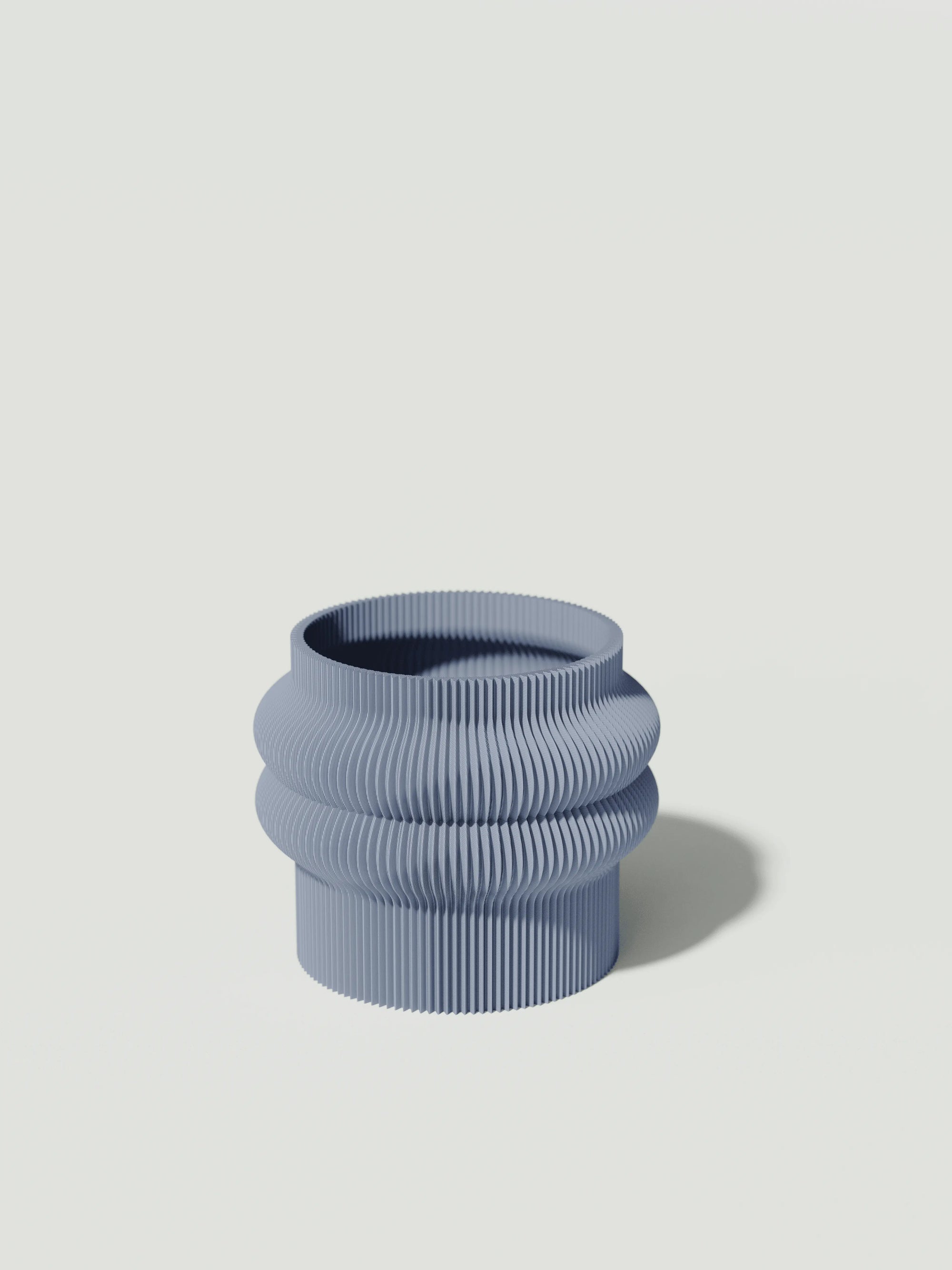Mooie - Vaso elegante e sostenibile, realizzato in 100% PLA biodegradabile, stampato in 3D e Made in Italy. Il suo design raffinato ed ecologico in celeste aggiunge un tocco di stile e sostenibilità a qualsiasi ambiente.