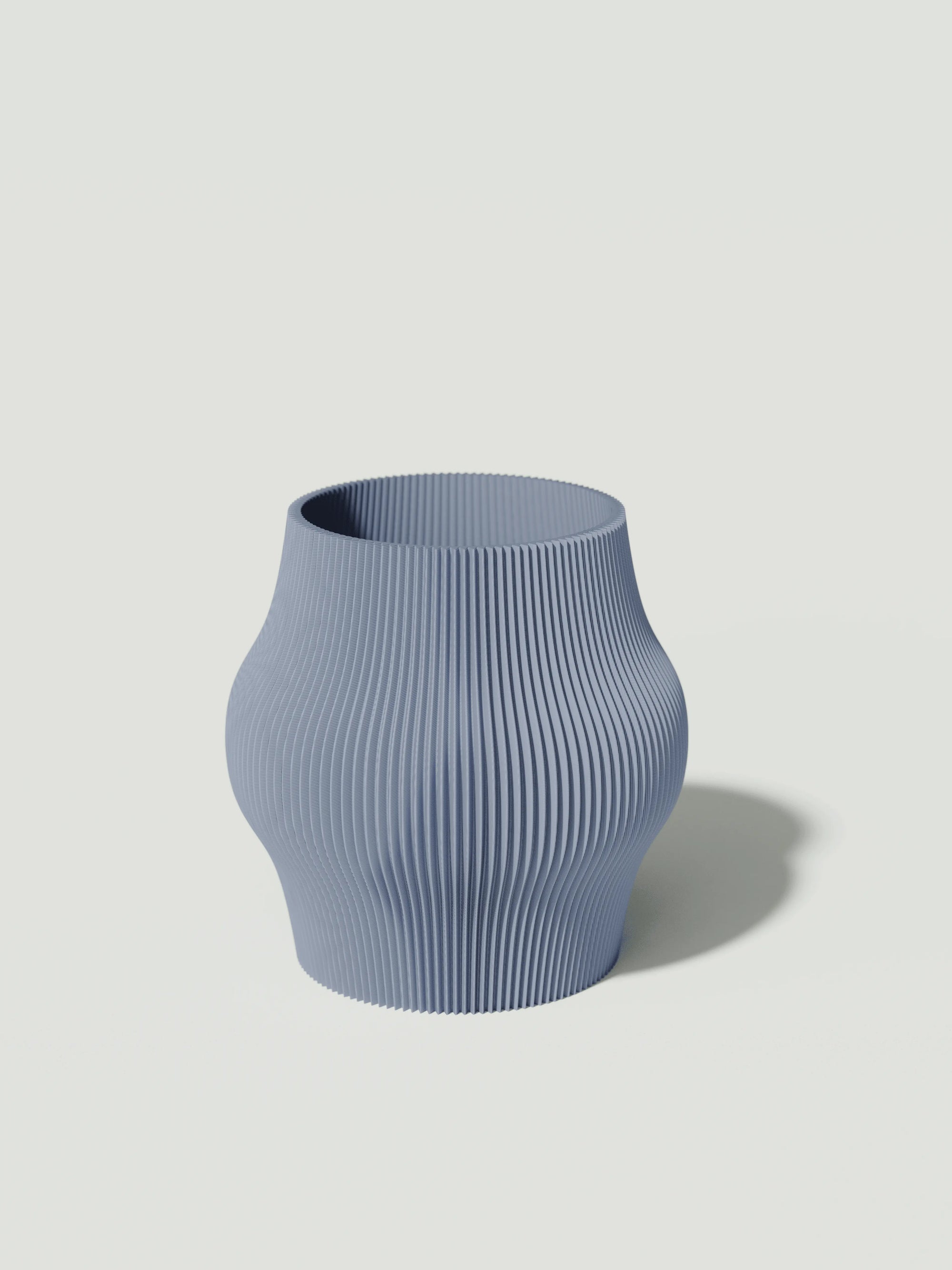 Gordo - Vaso elegante e sostenibile, realizzato in 100% PLA biodegradabile, stampato in 3D e Made in Italy. Il suo design raffinato ed ecologico in celeste aggiunge un tocco di stile e sostenibilità a qualsiasi ambiente.