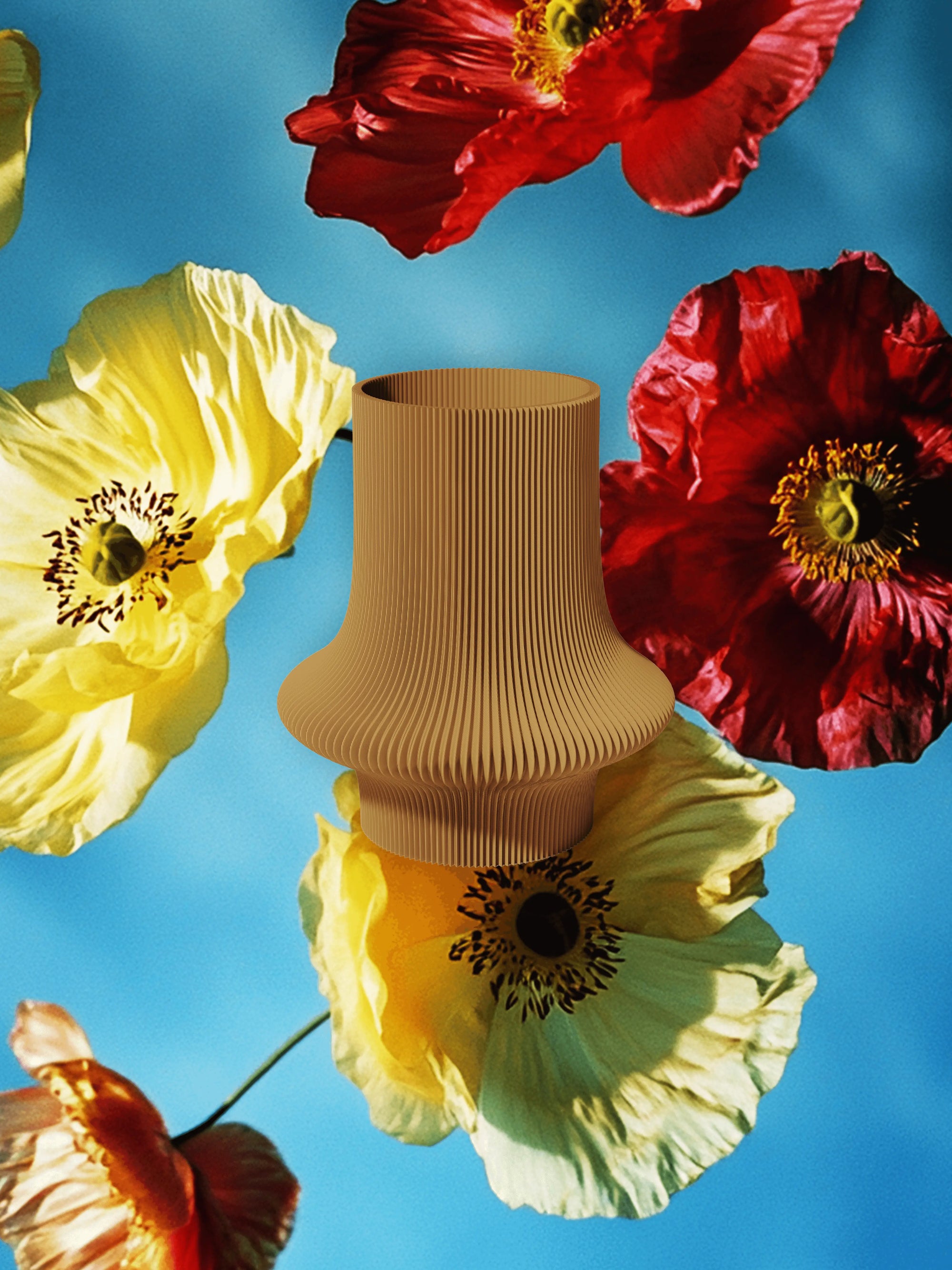 Vio - Vaso elegante e sostenibile, realizzato in 100% PLA biodegradabile, stampato in 3D e Made in Italy. Il suo design raffinato ed ecologico in senape aggiunge un tocco di stile e sostenibilità a qualsiasi ambiente.