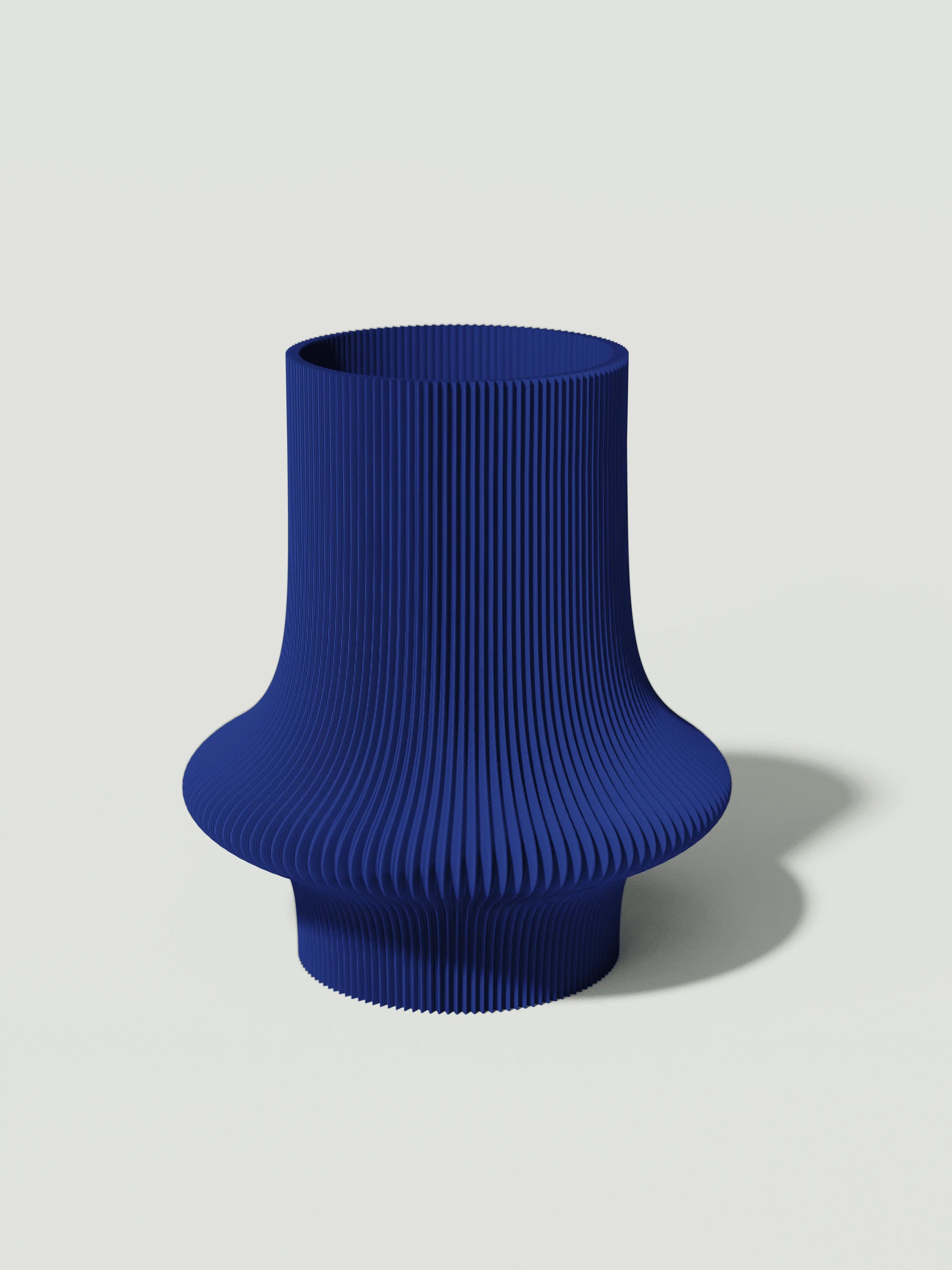 Vio - Vaso elegante e sostenibile, realizzato in 100% PLA biodegradabile, stampato in 3D e Made in Italy. Il suo design raffinato ed ecologico in blue aggiunge un tocco di stile e sostenibilità a qualsiasi ambiente.