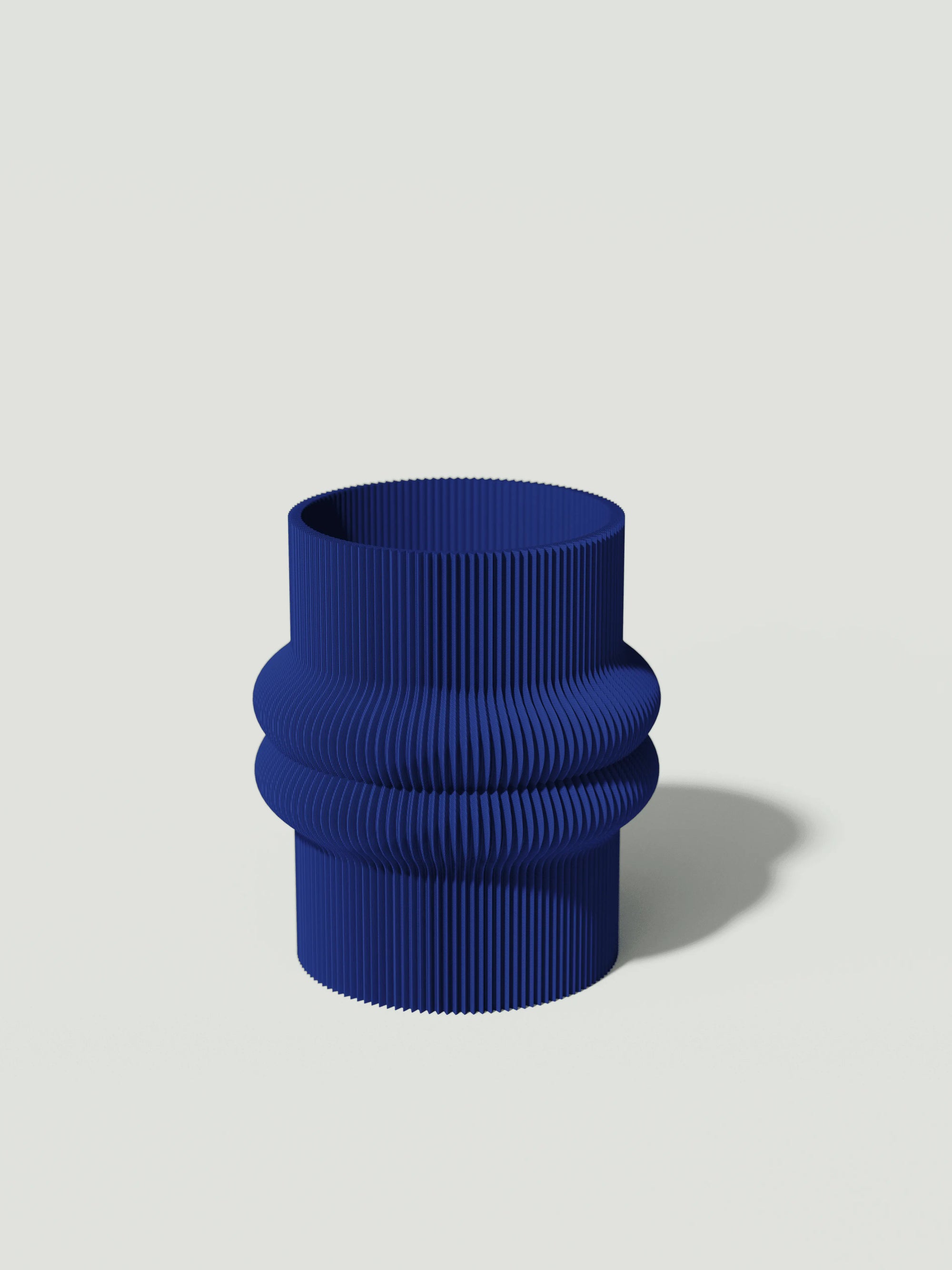 Mooi - Vaso elegante e sostenibile, realizzato in 100% PLA biodegradabile, stampato in 3D e Made in Italy. Il suo design raffinato ed ecologico in blue aggiunge un tocco di stile e sostenibilità a qualsiasi ambiente.