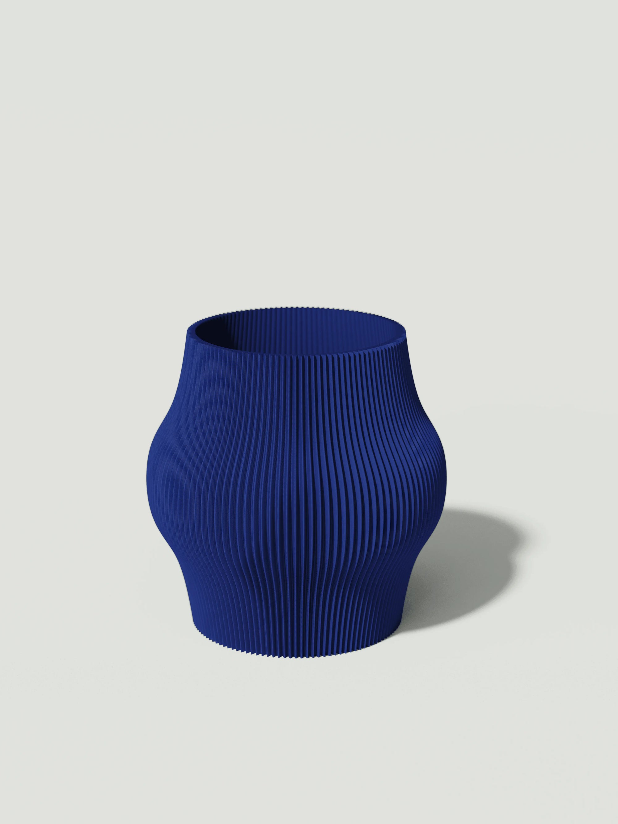 Gordo - Vaso elegante e sostenibile, realizzato in 100% PLA biodegradabile, stampato in 3D e Made in Italy. Il suo design raffinato ed ecologico in blue aggiunge un tocco di stile e sostenibilità a qualsiasi ambiente.
