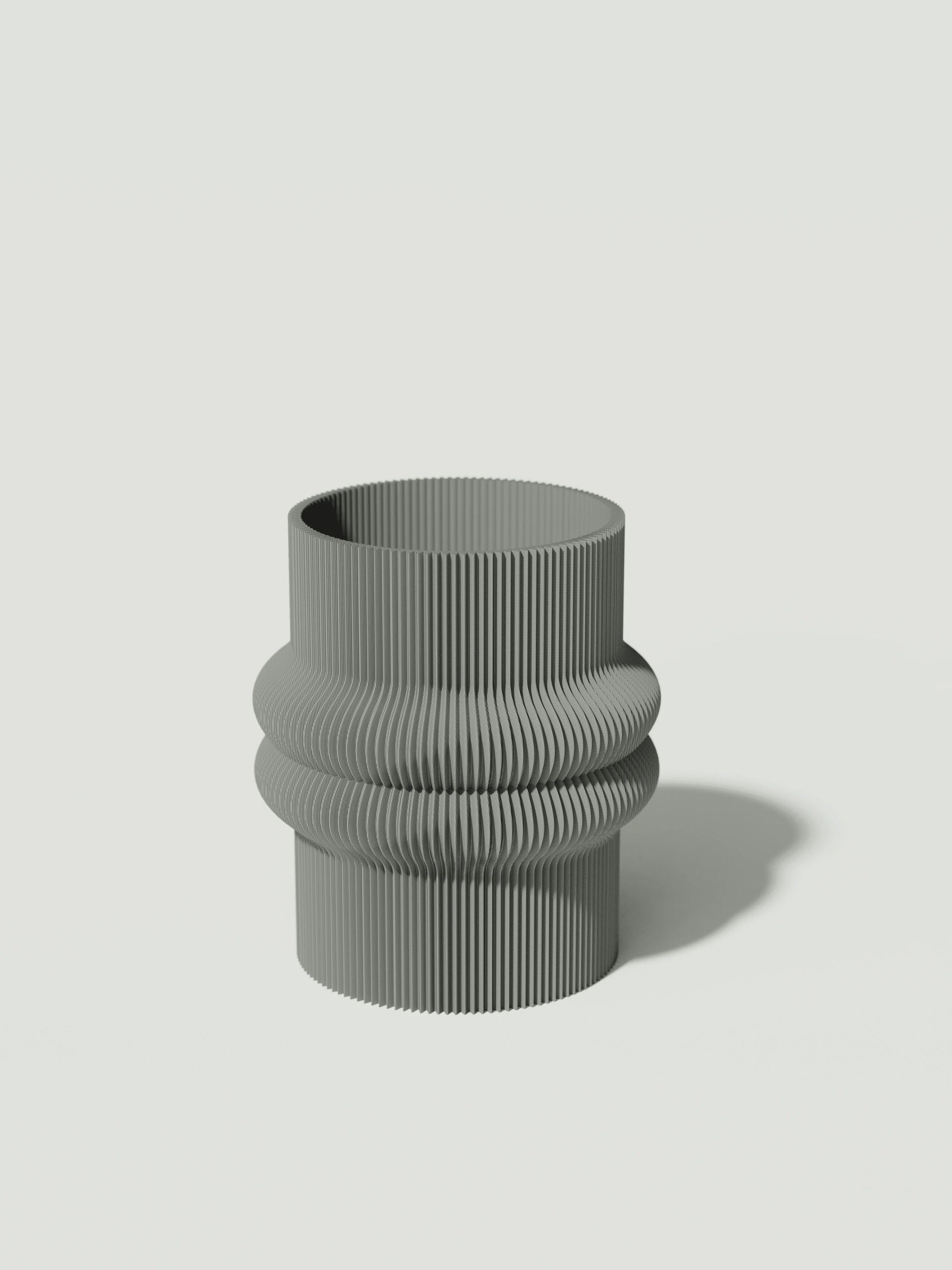 Mooi - Vaso elegante e sostenibile, realizzato in 100% PLA biodegradabile, stampato in 3D e Made in Italy. Il suo design raffinato ed ecologico in grigio aggiunge un tocco di stile e sostenibilità a qualsiasi ambiente.