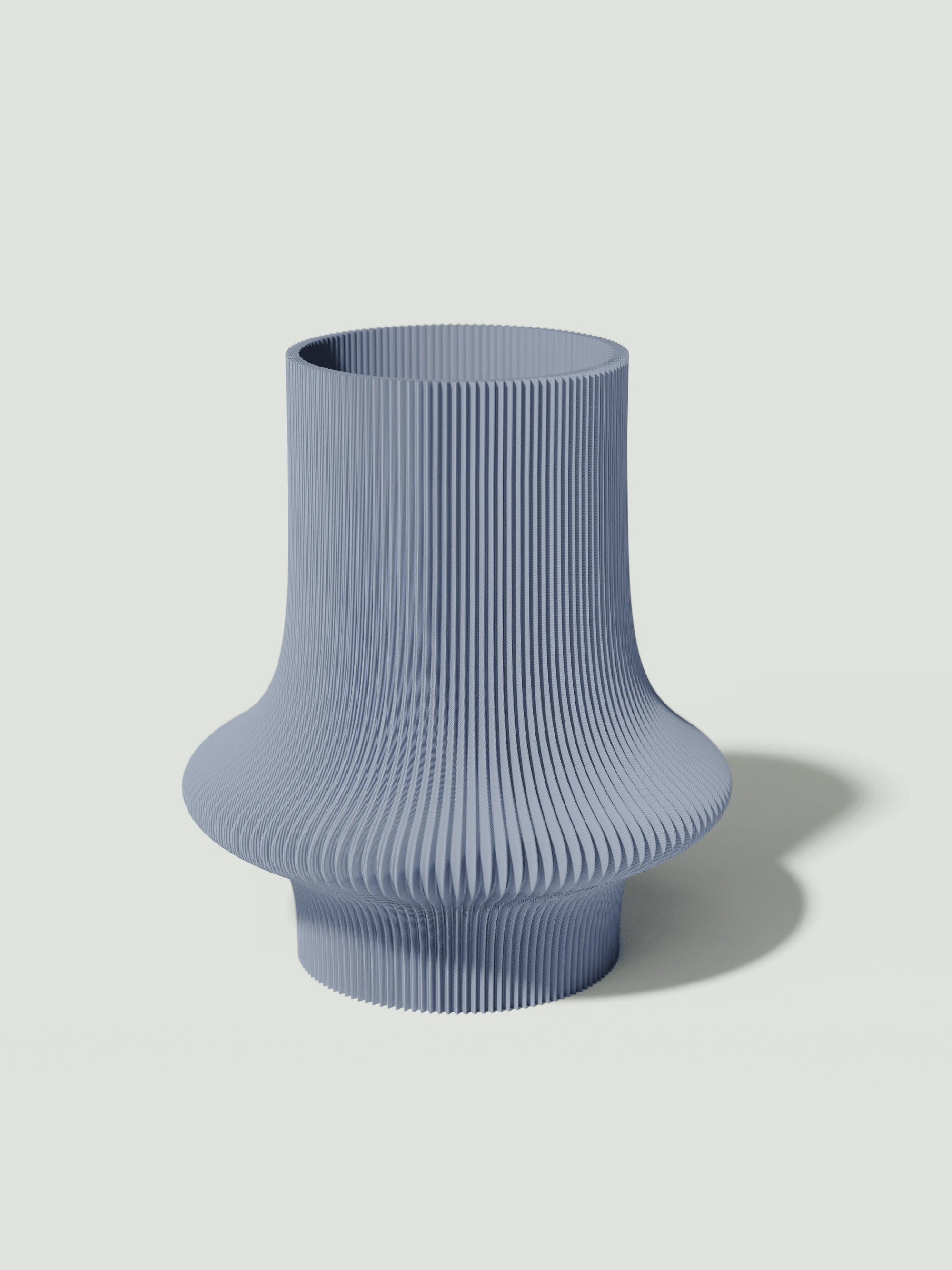 Vio - Vaso elegante e sostenibile, realizzato in 100% PLA biodegradabile, stampato in 3D e Made in Italy. Il suo design raffinato ed ecologico in celeste aggiunge un tocco di stile e sostenibilità a qualsiasi ambiente.