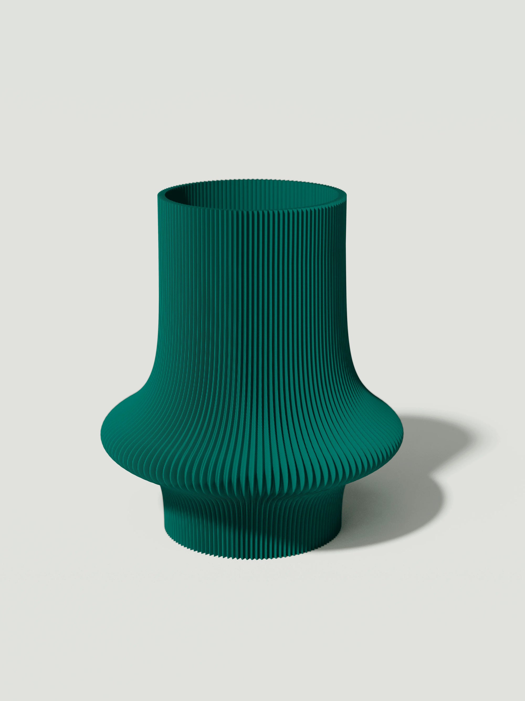 Vio - Vaso elegante e sostenibile, realizzato in 100% PLA biodegradabile, stampato in 3D e Made in Italy. Il suo design raffinato ed ecologico in verde petrolio aggiunge un tocco di stile e sostenibilità a qualsiasi ambiente.