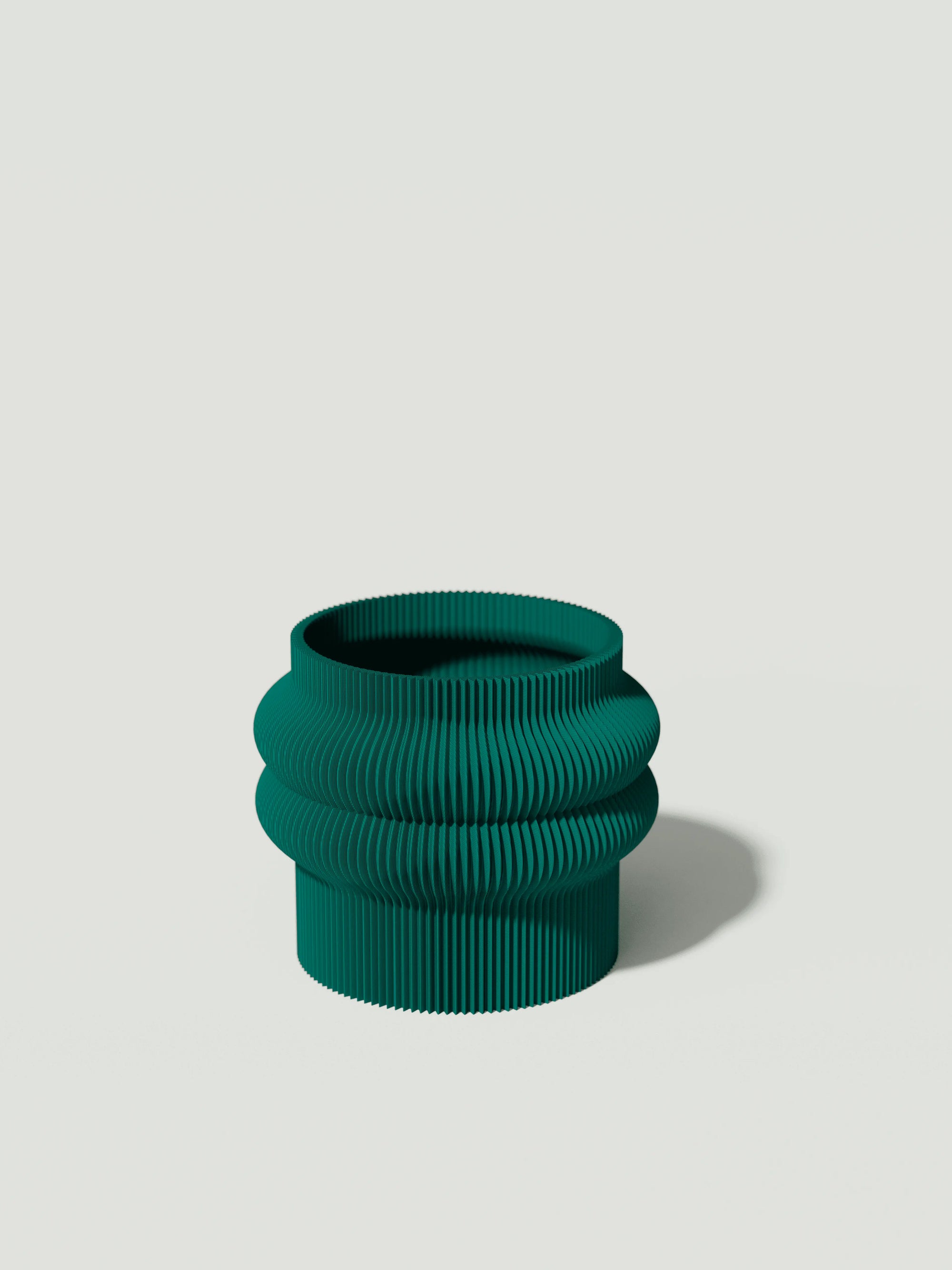 Mooie - Vaso elegante e sostenibile, realizzato in 100% PLA biodegradabile, stampato in 3D e Made in Italy. Il suo design raffinato ed ecologico in verde petrolio aggiunge un tocco di stile e sostenibilità a qualsiasi ambiente.