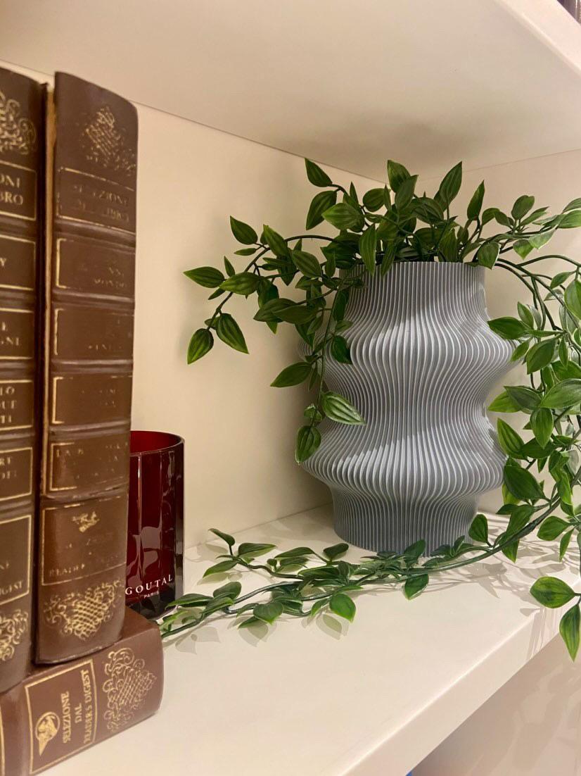 Marylin - Vaso elegante e sostenibile, realizzato in 100% PLA biodegradabile, stampato in 3D e Made in Italy. Il suo design raffinato ed ecologico in grigio aggiunge un tocco di stile e sostenibilità a qualsiasi ambiente.