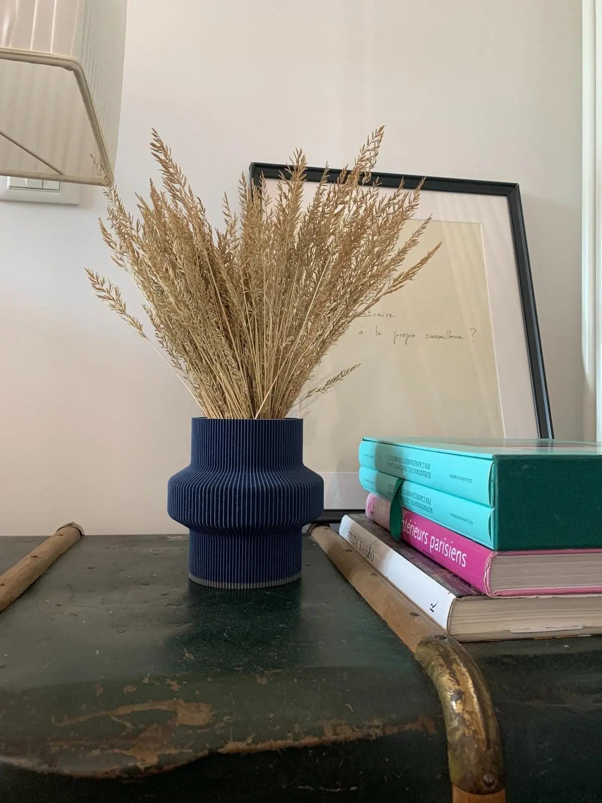 Tuc - Vaso elegante e sostenibile, realizzato in 100% PLA biodegradabile, stampato in 3D e Made in Italy. Il suo design raffinato ed ecologico in blue aggiunge un tocco di stile e sostenibilità a qualsiasi ambiente.