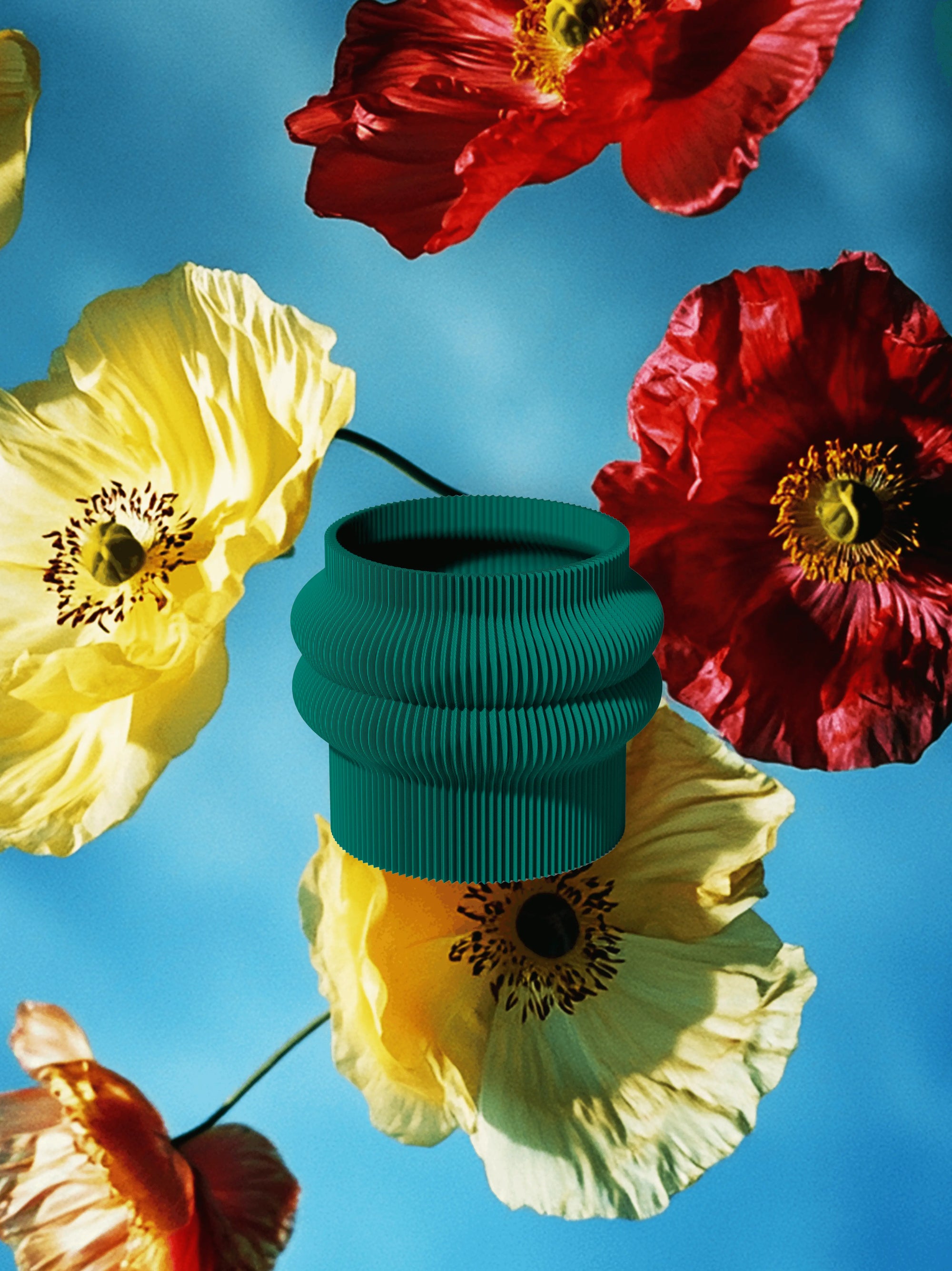 Mooie - Vaso elegante e sostenibile, realizzato in 100% PLA biodegradabile, stampato in 3D e Made in Italy. Il suo design raffinato ed ecologico in verde petrolio aggiunge un tocco di stile e sostenibilità a qualsiasi ambiente.